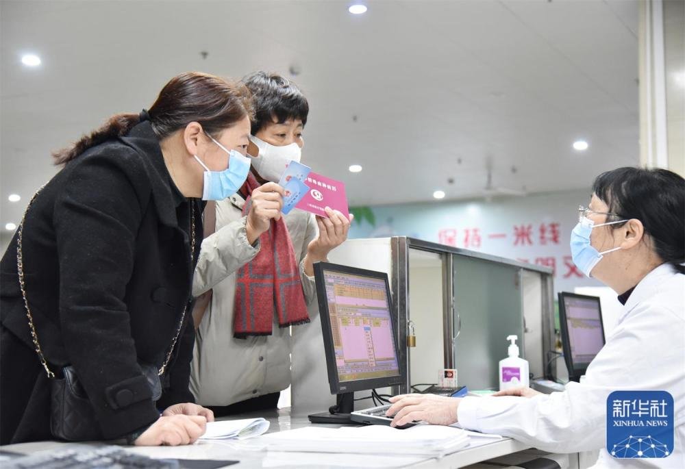 在福建省三明市沙县区总医院便民门诊窗口，群众在咨询特殊病种报销情况（2022年1月14日摄）。新华社发（许琰 摄）