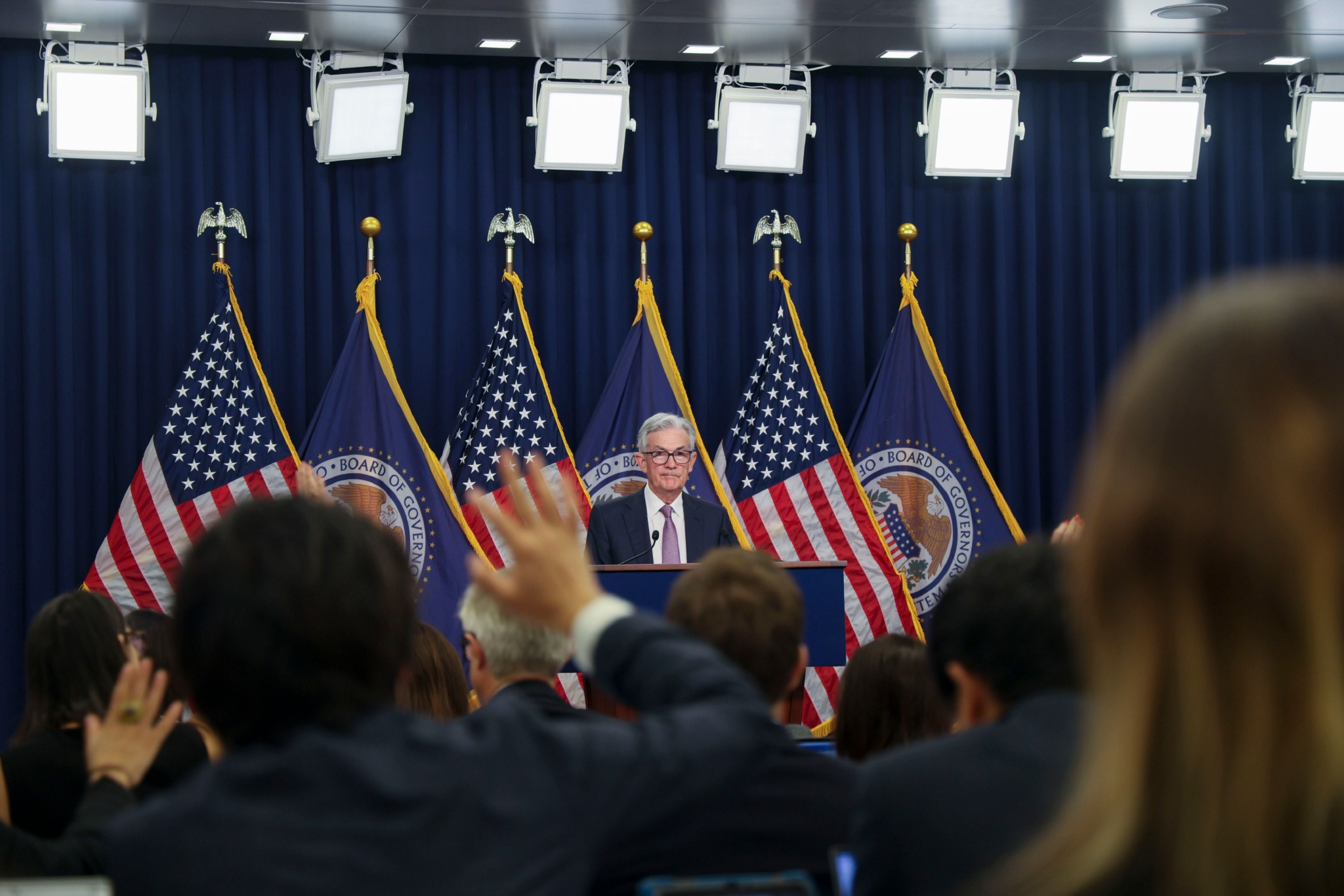 9月21日，美国联邦储备委员会主席鲍威尔在华盛顿出席新闻发布会。新华社发（亚历山大·诺顿摄）